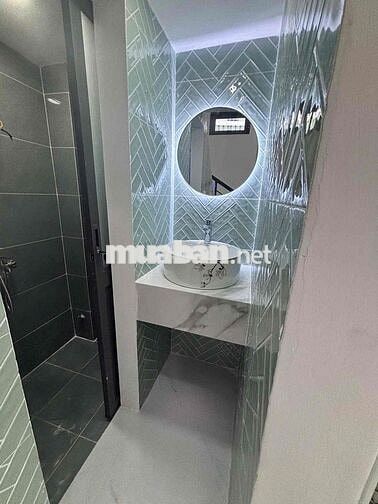 Ngay Âu Cơ, nhà 2 tầng, hẻm 3 gác thông thoáng, dọn vào ở ngay, giá 2.