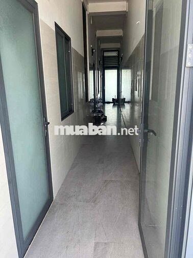 Khối nhà 1 trệt 2 lầu + sân thượng 1100m2