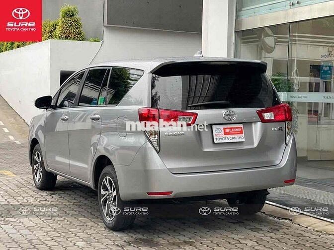Toyota Innova E 2023 Số sàn 5 cấp Bạc 8.000 km