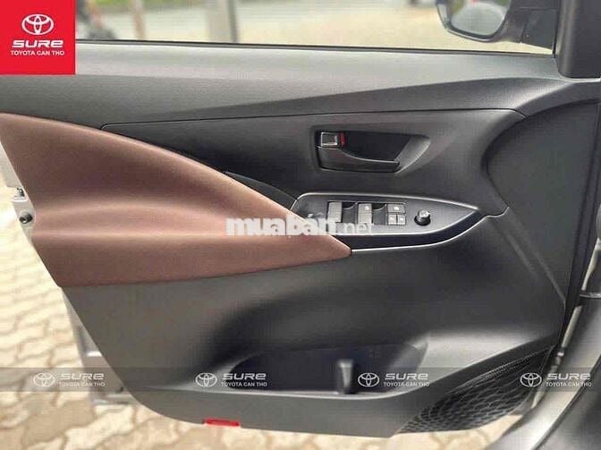 Toyota Innova E 2023 Số sàn 5 cấp Bạc 8.000 km