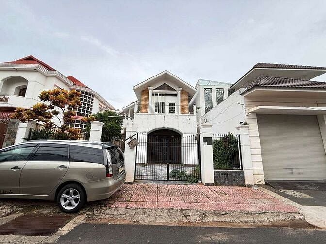 Bán biệt thự đường Nguyên Hồng - TPBMT