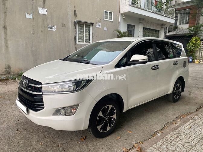 Toyota Innova 2.0E Trắng Số sàn Xe gia đình