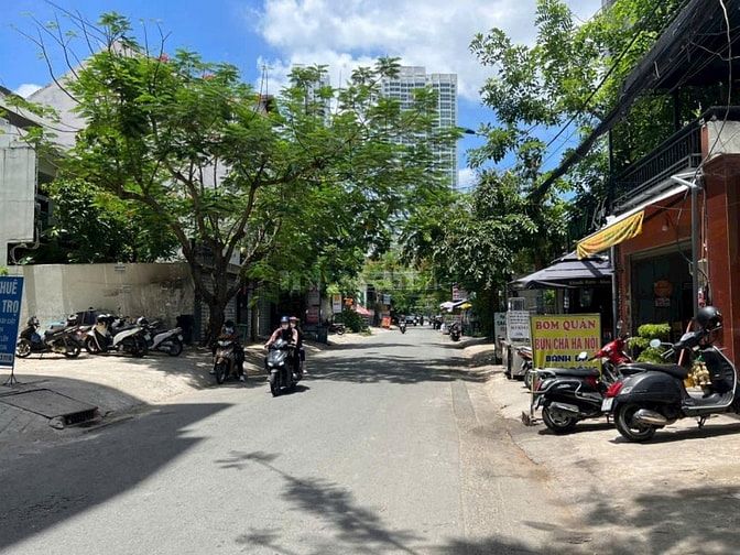 Đất được xd hầm và 7 tầng, đường 12 m. Gần RMIT. 10*20.