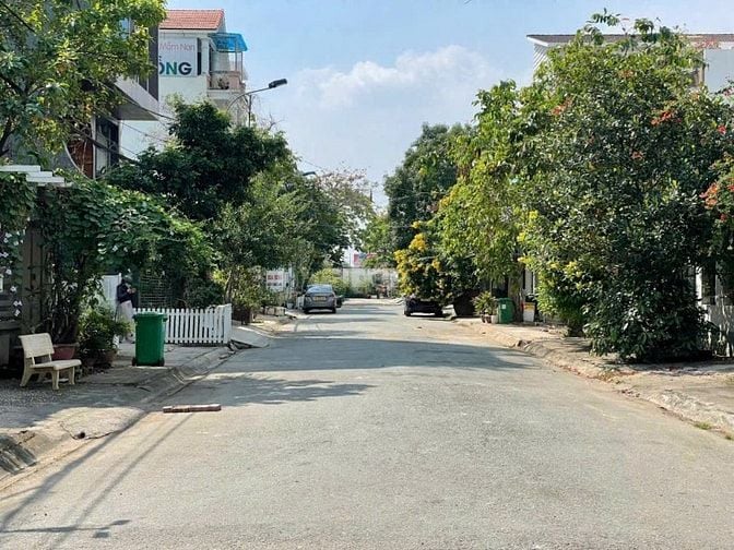 Đất được xd hầm và 7 tầng, đường 12 m. Gần RMIT. 10*20.