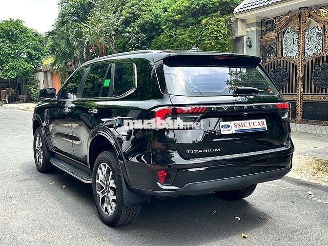 Ford Everest Titanium 4x2 2025 Đen 23.000km