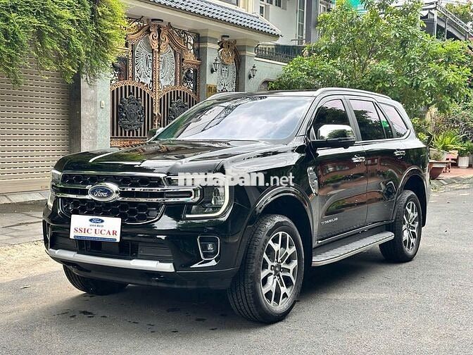 Ford Everest Titanium 4x2 2025 Đen 23.000km