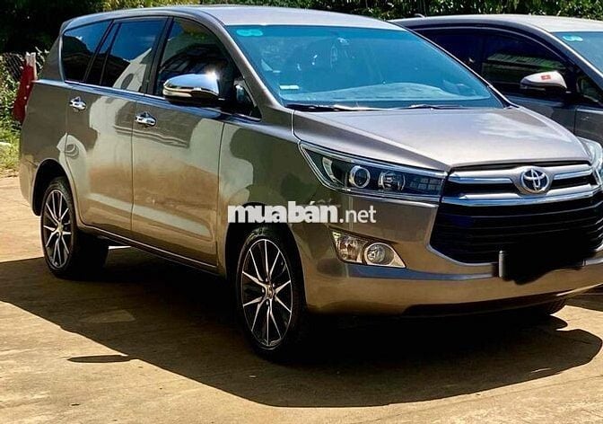 Toyota Innova V 7 chỗ tự động màu Đồng ánh kim
