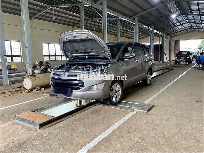 Toyota Innova V 7 chỗ tự động màu Đồng ánh kim