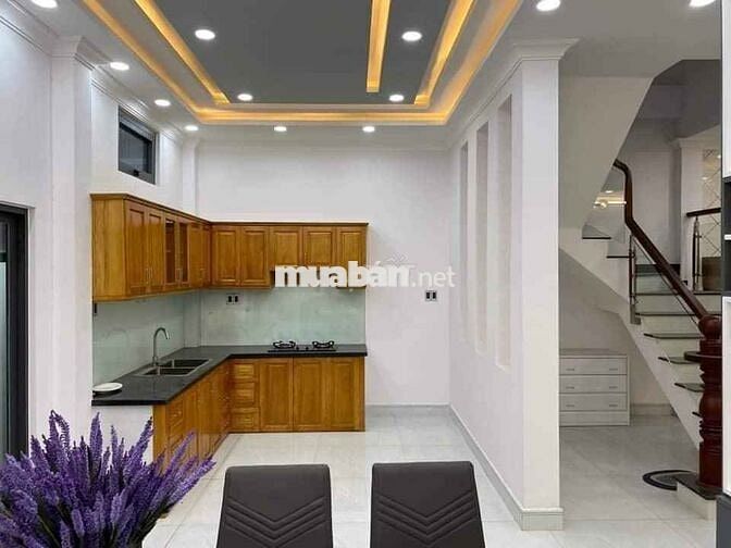 Nhà rộng ô tô đỗ cửa, gần công viên Celadon.