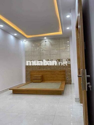 Nhà rộng ô tô đỗ cửa, gần công viên Celadon.