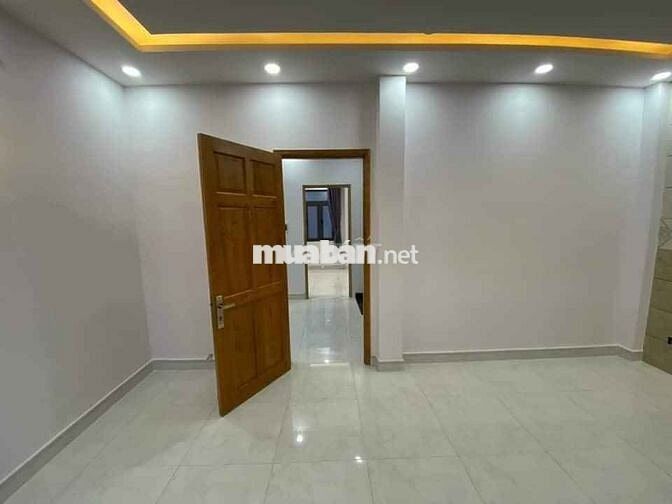 Nhà rộng ô tô đỗ cửa, gần công viên Celadon.