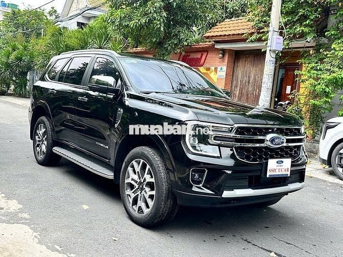 Ford Everest Titanium 4x2 2025 Đen 23.000 km
