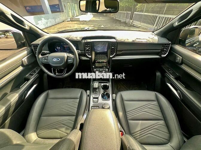 Ford Everest 2025 Biturbo 10 cấp Ghi xám