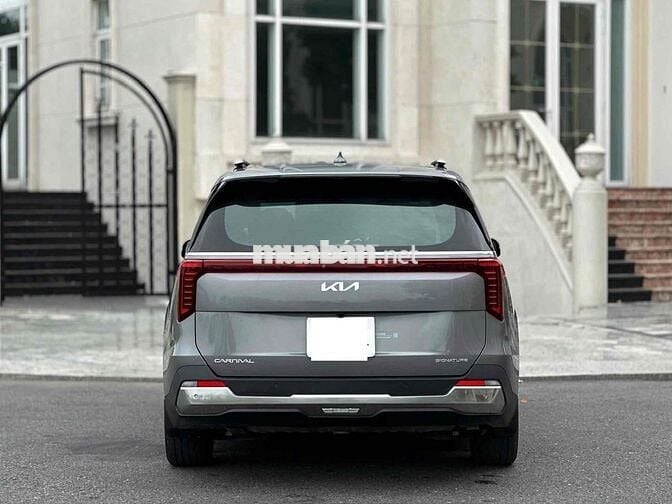 Kia Carnival Signature 2024 9.000 km Xám