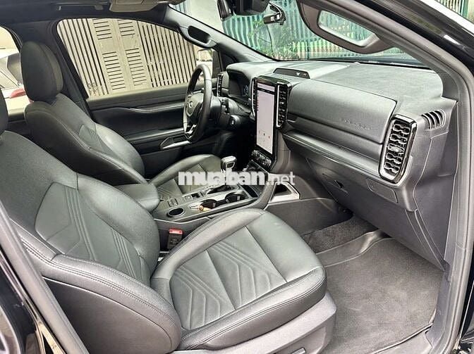 Ford Everest Titanium 4x2 2025 Đen 23.000 km