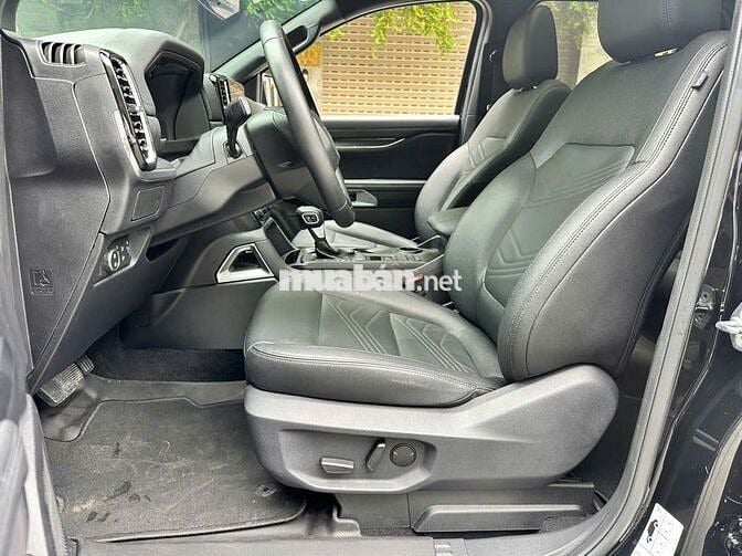 Ford Everest Titanium 4x2 2025 Đen 23.000 km
