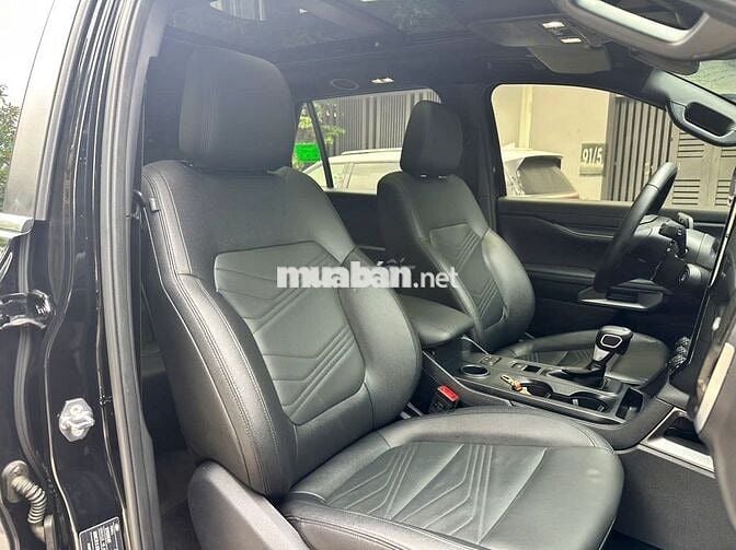 Ford Everest Titanium 4x2 2025 Đen 23.000 km
