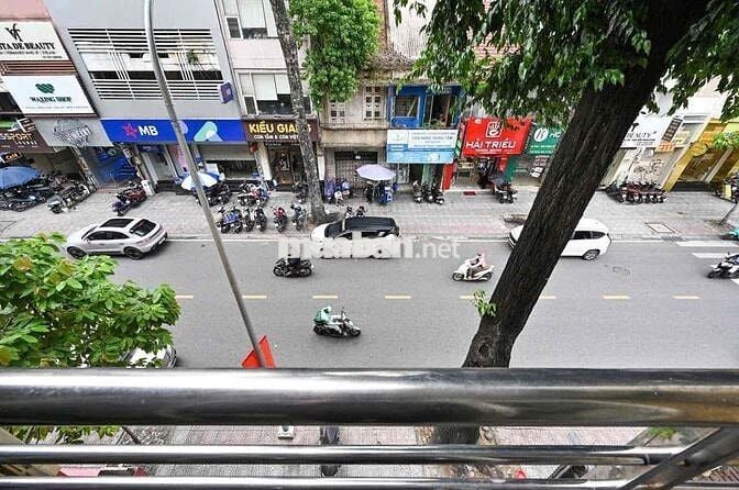 Vừa trống căn ban công lớn - Ngay trung tâm tiện đi lại - Giá siêu mêm