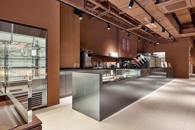 Cho thuê nhà mặt phố Trung Hoà, 130m2 x 5T, Lô góc 2 MT