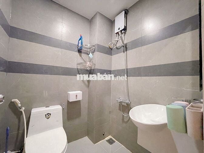 Cho thuê căn hộ studio, trung tâm biển, full nội thất, có thang máy