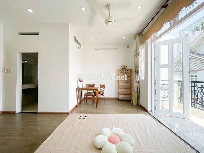 Ban công Tách Bếp Ngay Etown Cộng Hòa.Thang Máy.