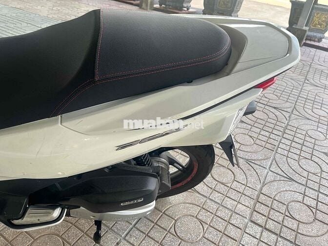 Honda PCX Trắng Xăng