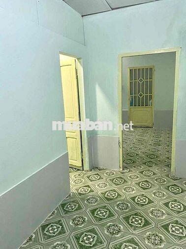 nhà nguyên căn sân rộng gần đường lớn, hẻm thông thoáng,