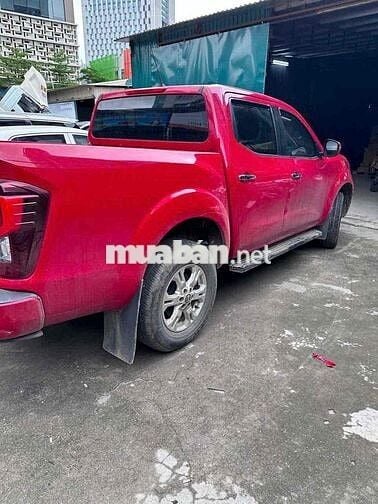 Nissan Navara bán tải màu Đỏ
