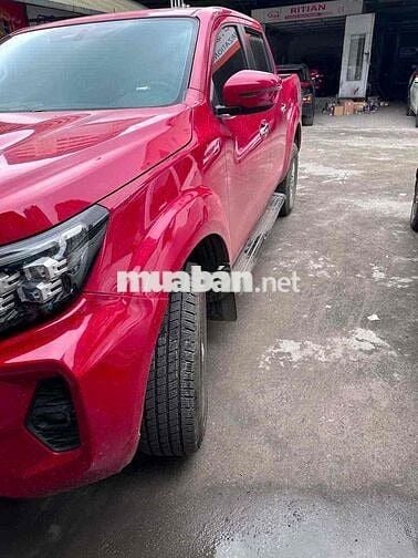 Nissan Navara bán tải màu Đỏ