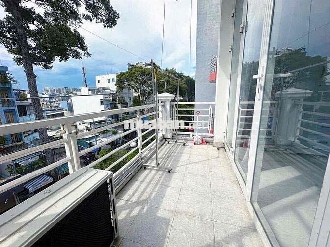 PHÒNG FULL NỘI THẤT | BAN CÔNG 50M2 | THANG MÁY | NGAY HÙNG VƯƠNG Q5