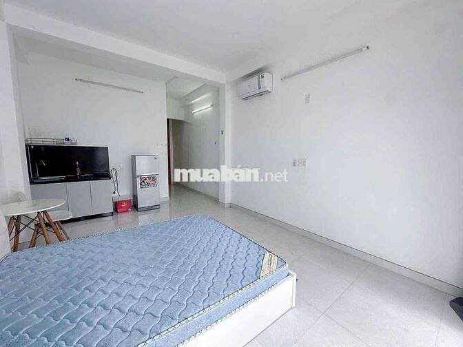 PHÒNG FULL NỘI THẤT | BAN CÔNG 50M2 | THANG MÁY | NGAY HÙNG VƯƠNG Q5