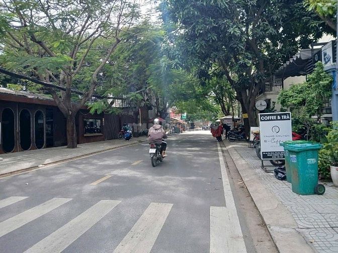 Cần bán gấp biệt thự Làng Đại Học khu B, DT: 6,8x20,5m 1 trệt 2 lầu.
