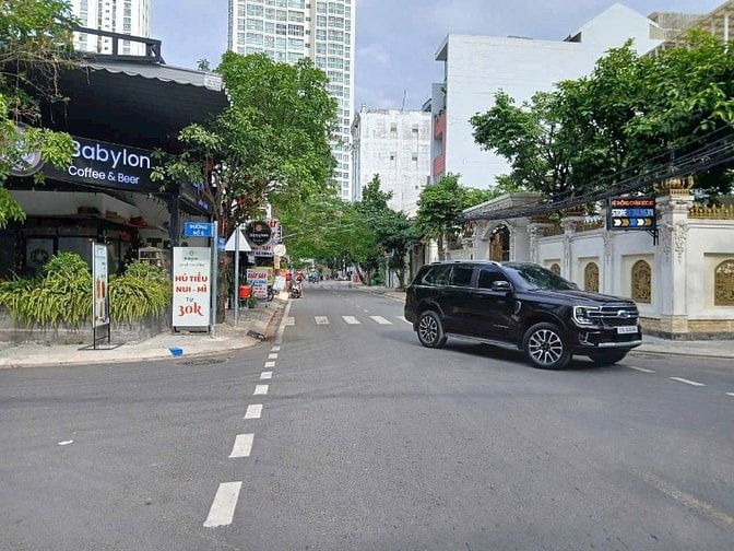 Cần bán gấp biệt thự Làng Đại Học khu B, DT: 6,8x20,5m 1 trệt 2 lầu.
