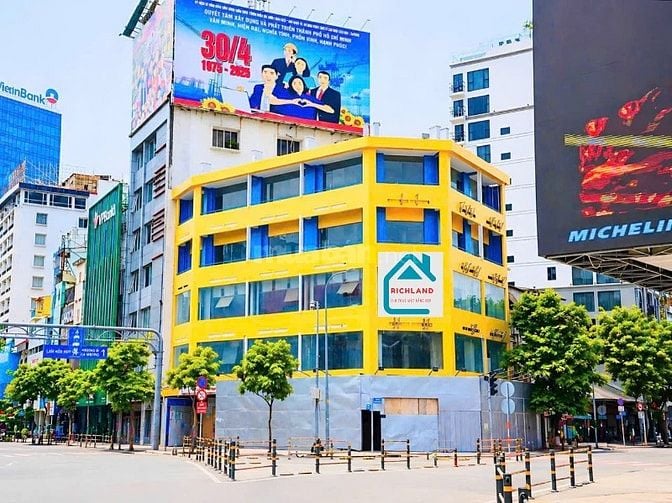 Cho thuê nhà góc 2 MT 177-181 Hàm Nghi - Phó Đức Chính, Quận 1