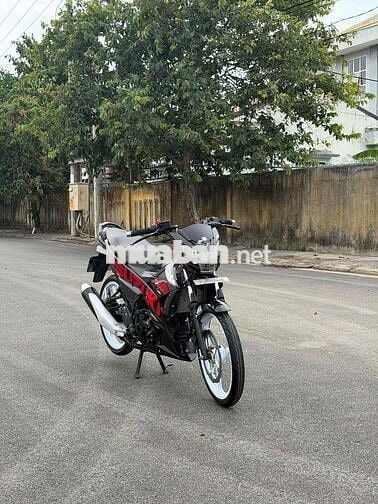 Suzuki Satria Côn tay màu Đen