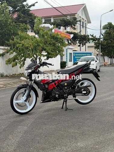 Suzuki Satria Côn tay màu Đen