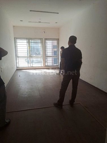 Cho thuê nhà ngõ 215 Trần Quốc Hoàn, 36m2 x 6 tầng - ô tô đậu cửa