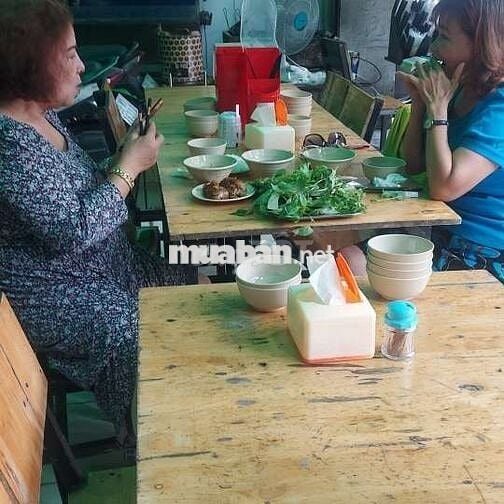 cần người phụ quán phở gà ta 