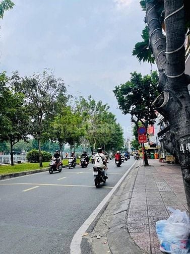 Hẻm xe hơi mini, cách Trường Sa 1 căn nhà, Ngang 6,85m, 2Tầng,giáp Q1