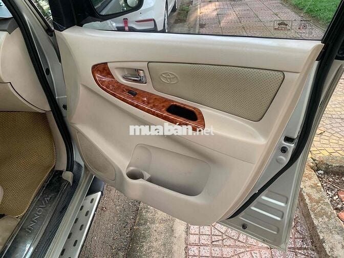 Toyota Innova 7 chỗ màu Bạc Việt Nam