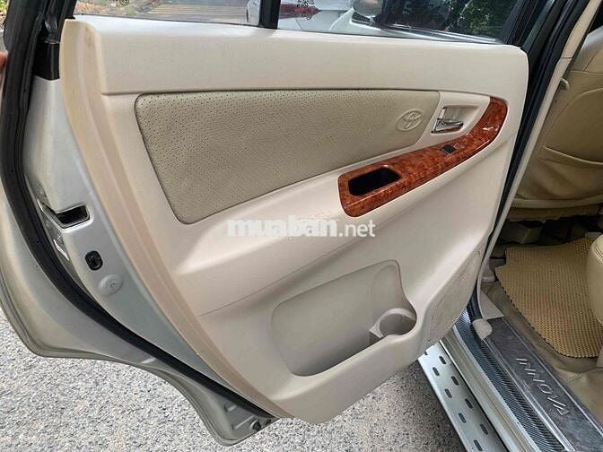 Toyota Innova 7 chỗ màu Bạc Việt Nam