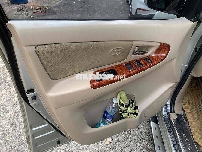 Toyota Innova 7 chỗ màu Bạc Việt Nam