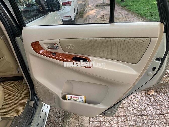 Toyota Innova 7 chỗ màu Bạc Việt Nam