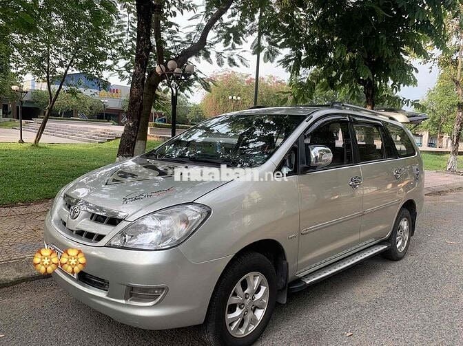 Toyota Innova 7 chỗ màu Bạc Việt Nam