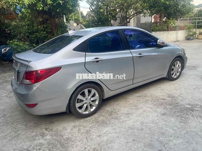 Hyundai Accent số tự động