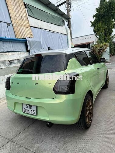 Suzuki Swift 2023 Xanh lá 26000 km xe chính chủ ko