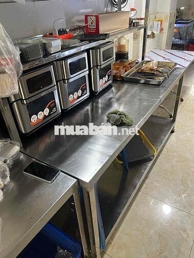 Nhân viên phụ quán gà nướng