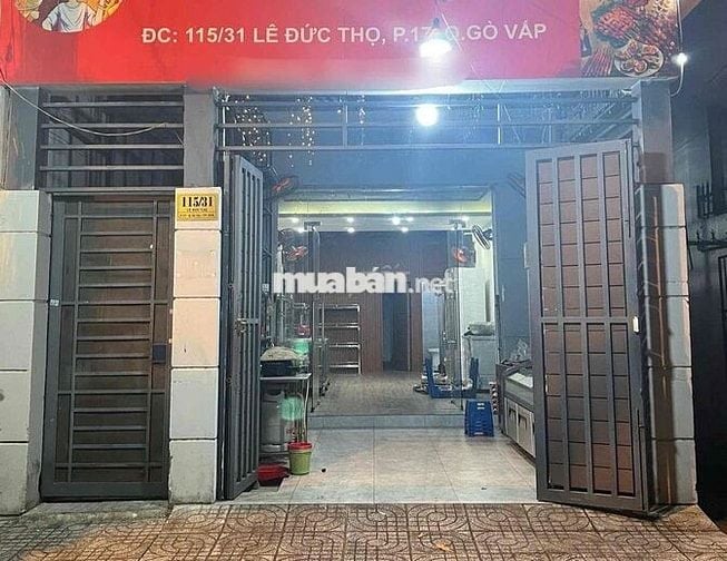 Nhân viên phụ quán gà nướng