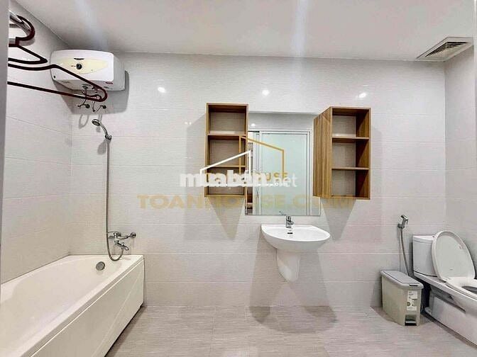 Cho thuê nhà 3 tầng - 3 phòng ngủ cao cấp - bồn tắm hiện đại.