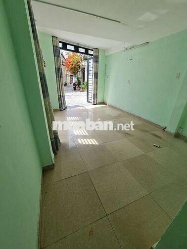 cho thuê phòng trệt 2 mặt hẻm có sân rộng 25m²